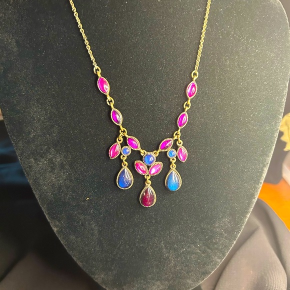 Avon Jewelry - AVON SAQ VTG Brass tone metal necklace with multi colored pendants.